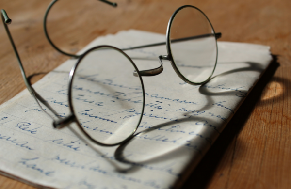 очки на листе бумаги