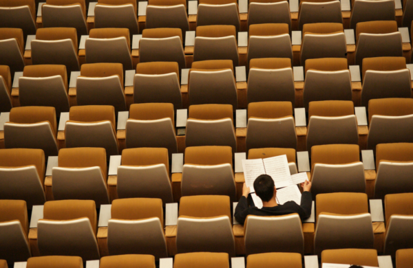 студент в аудитории