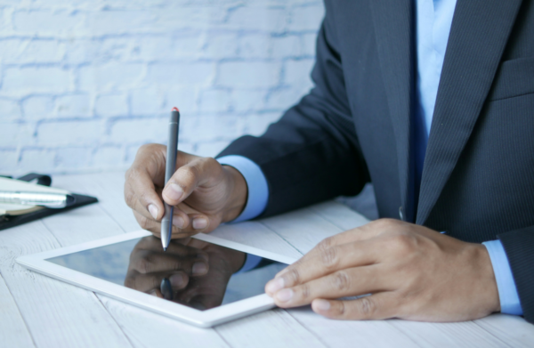 человек пишет на планшете